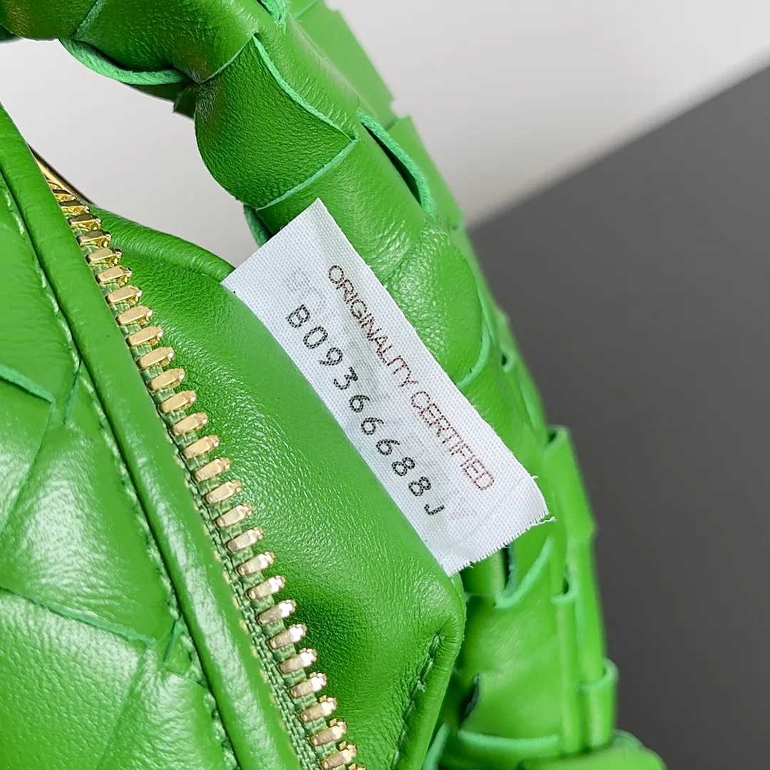 Batch 1120 Bottega veneta͙.——- The latest woven knotted hobo🔥 The top-grade lambskin leather is very soft, the bag shape is unique, practical and durable. It retains the traditional woven elements while being a little more flamboyant ~ Made of hand-woven sheepskin, zipper opening and closing, curved seamless structure, effortless to match. Highly recommended⚠️⚠️⚠️ The most high-end in the market🌈 Welcome to compare [Factory complete package] size: 23x15x5cm.   Model: 651876